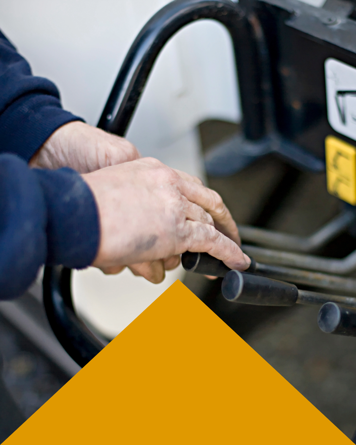 hiab driver handing the navigation gears